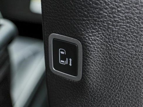 Used 2024 Chrysler Pacifica Premium image 29