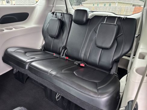 Used 2023 Chrysler Pacifica Touring-L FWD image 8
