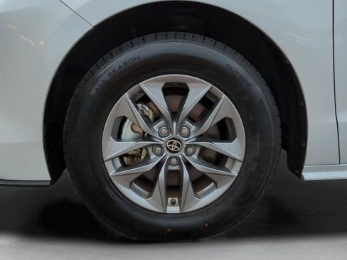 Used 2025 Toyota Sienna XLE FWD image 26