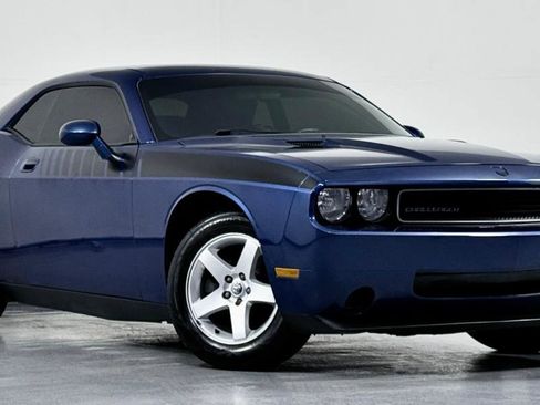 Used 2010 Dodge Challenger SE image 2