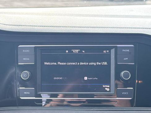 Used 2024 Volkswagen Jetta SE w/ Panoramic Sunroof Package image 16