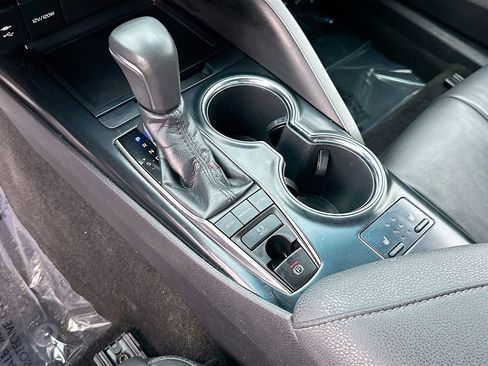 Used 2018 Toyota Camry XSE image 16