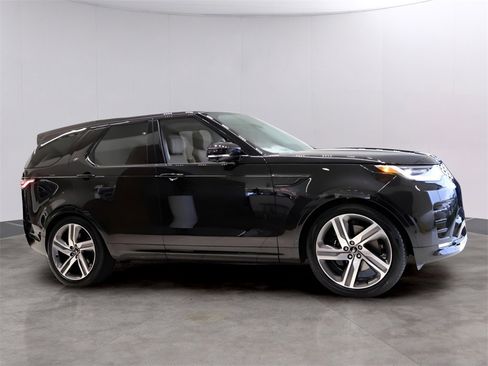 Used 2025 Land Rover Discovery Metropolitan Edition image 8