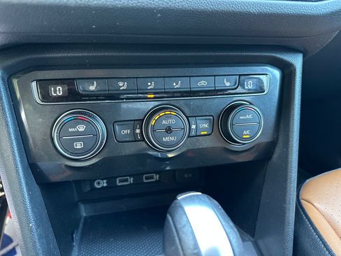 Used 2018 Volkswagen Tiguan SE AWD/4WD image 16