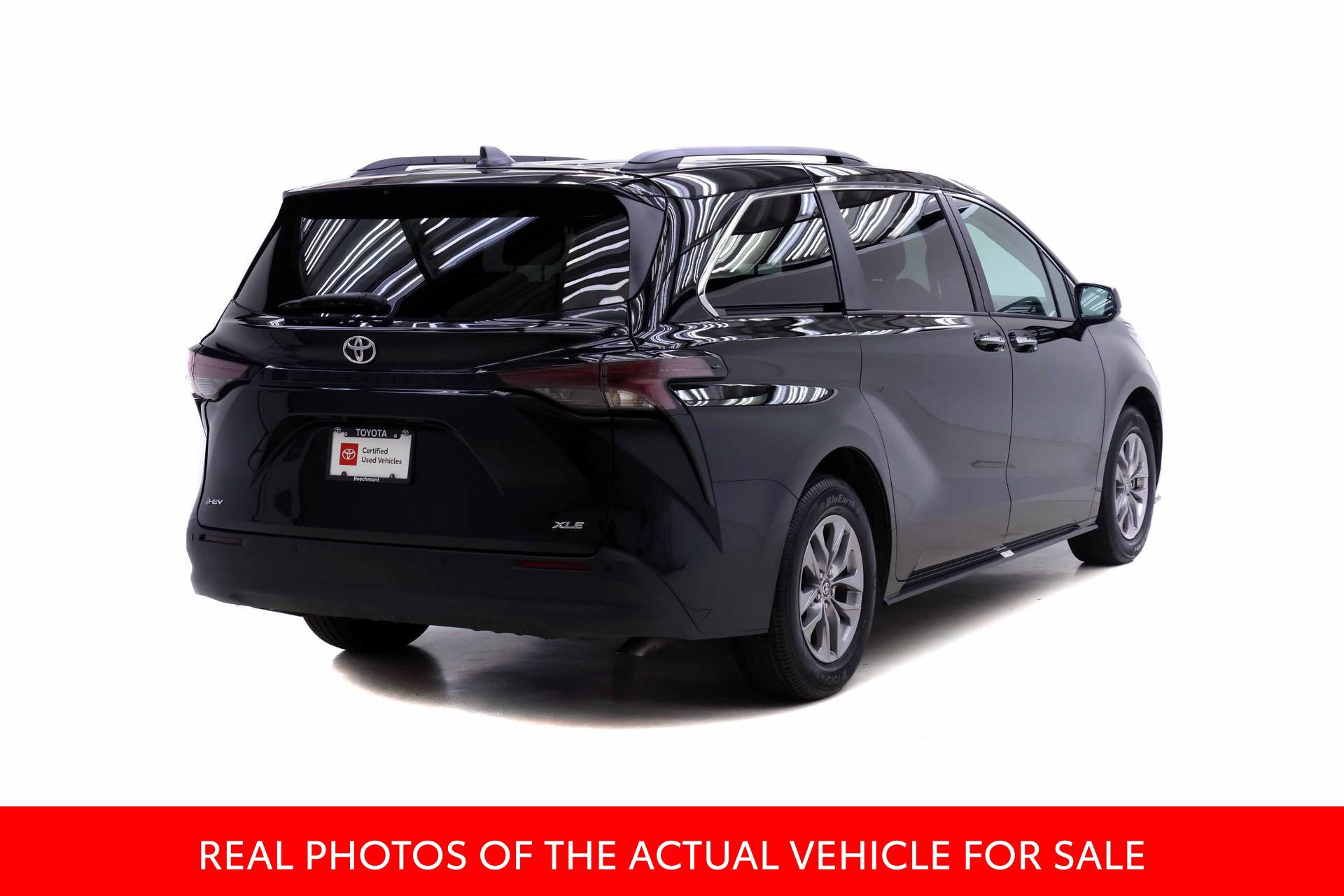 Certified 2026 Toyota Sienna XLE FWD image 2