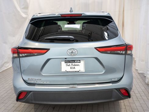 Used 2023 Toyota Highlander XLE image 4