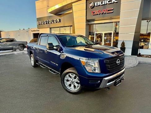 Used 2023 Nissan Titan SV w/ SV Convenience Package image 2