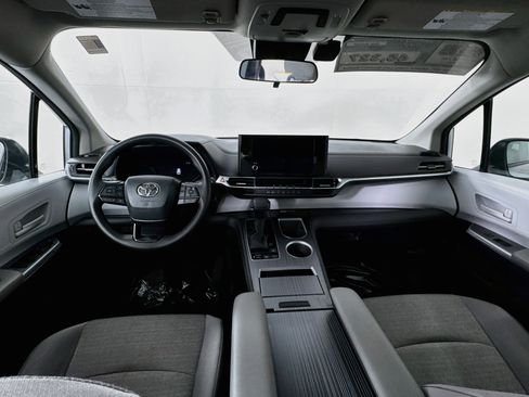 Certified 2025 Toyota Sienna LE FWD image 23