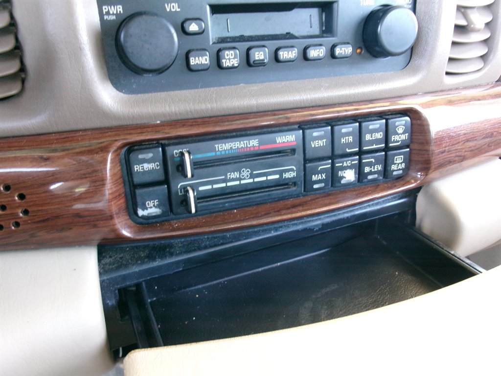 Used 2005 Buick Le Sabre Custom w/ Leather and Comfort Group FWD image 36