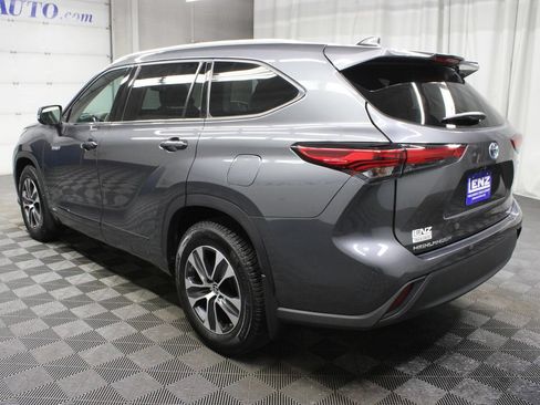 Used 2021 Toyota Highlander XLE AWD/4WD image 7