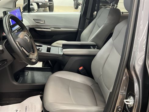 Used 2025 Toyota Sienna XLE image 11