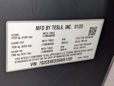 Used 2025 Tesla Cybertruck AWD Crew Cab image 40