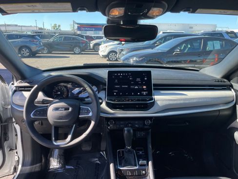 Used 2025 Jeep Compass Limited image 33