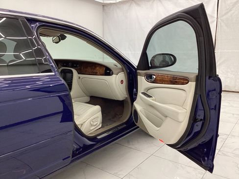 Used 2004 Jaguar XJ8 image 17