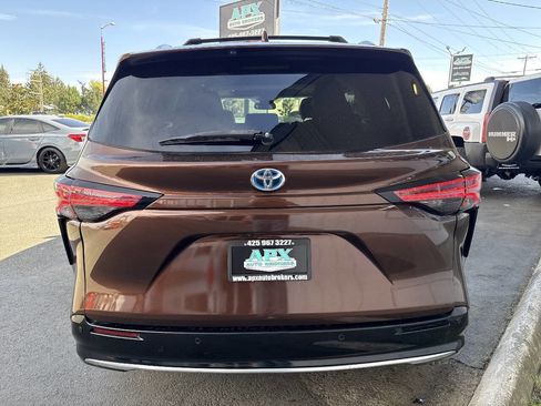 Used 2021 Toyota Sienna Limited image 5