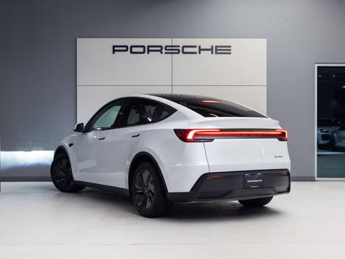 Used 2026 Tesla Model Y Long Range AWD/4WD image 3