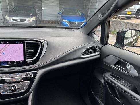 Used 2025 Chrysler Pacifica Limited FWD image 39