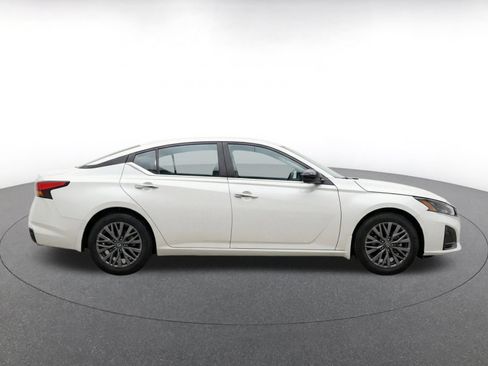 Used 2025 Nissan Altima 2.5 SV FWD image 14