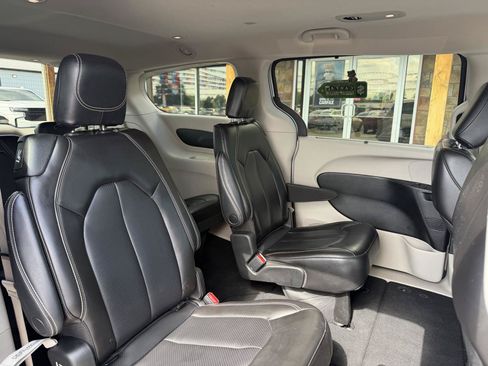 Used 2023 Chrysler Pacifica Touring-L FWD image 21