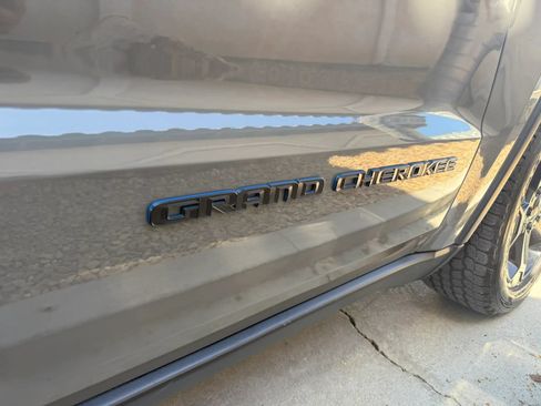 Used 2019 Jeep Grand Cherokee Laredo AWD/4WD image 14