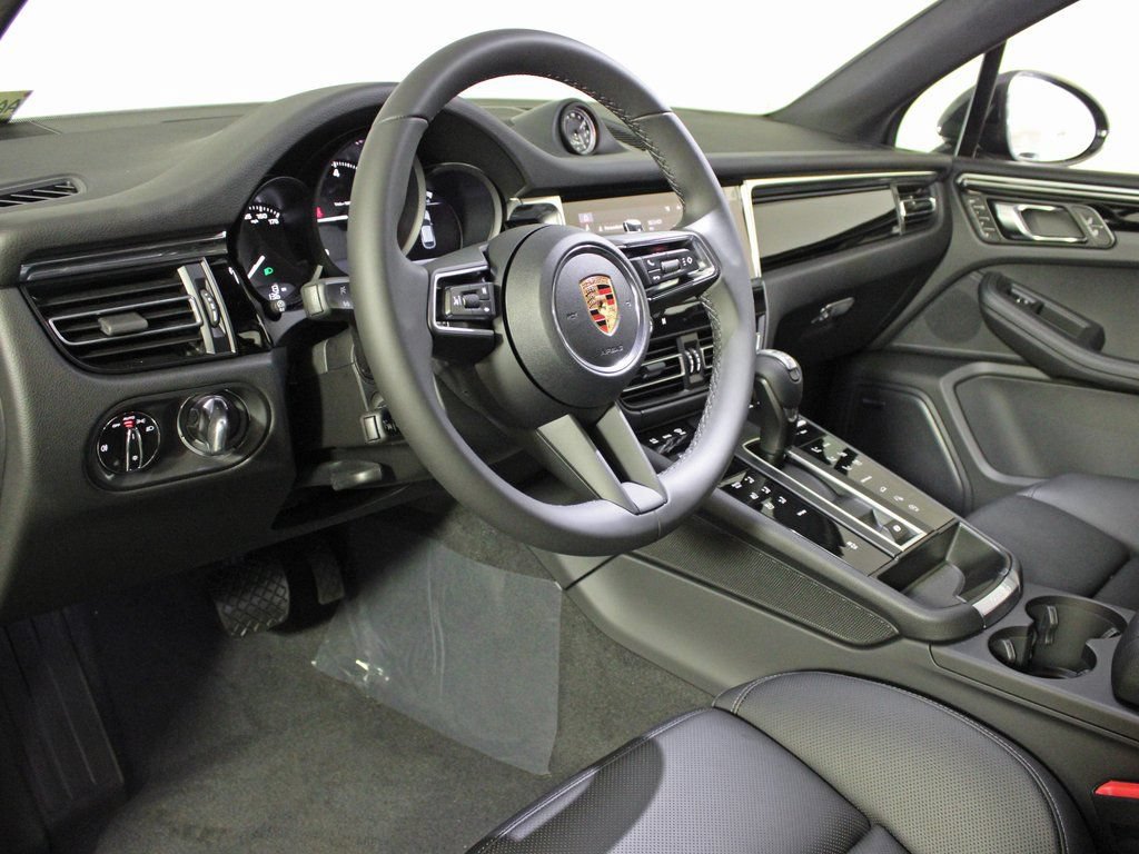Certified 2026 Porsche Macan AWD/4WD image 4