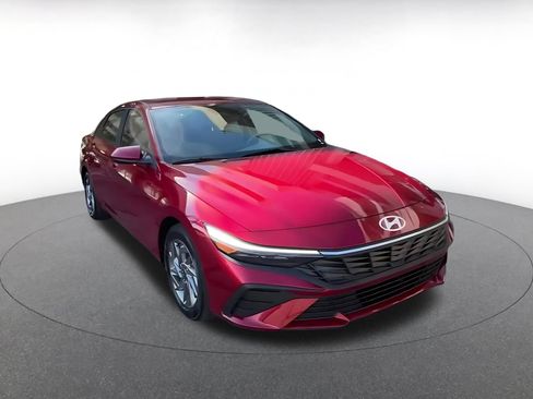 Used 2026 Hyundai Elantra Hybrid FWD image 3