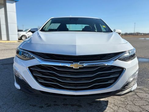 Used 2025 Chevrolet Malibu LT FWD image 2