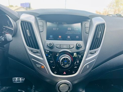 Used 2017 Hyundai Veloster FWD image 31