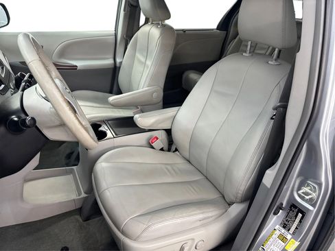 Used 2014 Toyota Sienna XLE image 13