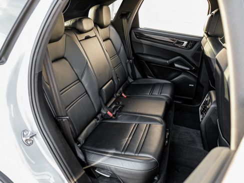 Used 2020 Porsche Cayenne image 32