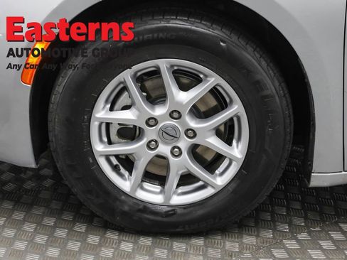 Used 2023 Chrysler Voyager LX image 32