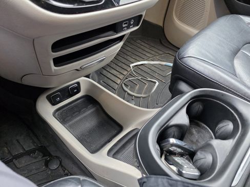 Used 2019 Chrysler Pacifica Touring-L image 18