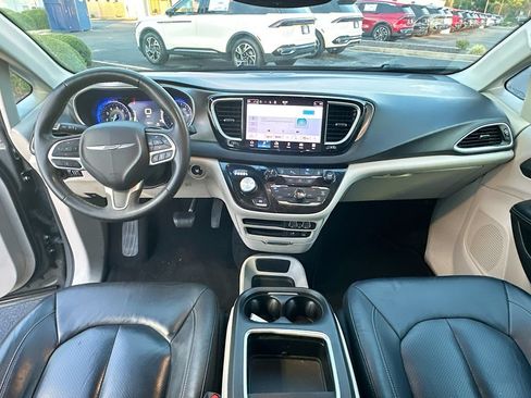 Used 2022 Chrysler Pacifica Touring-L FWD image 3