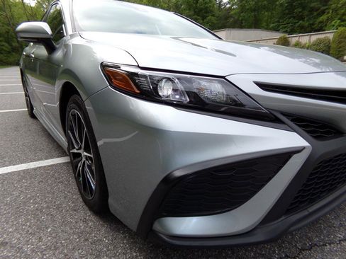 Used 2022 Toyota Camry SE FWD image 4