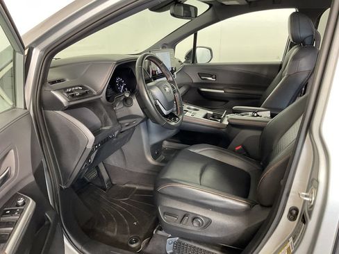 Used 2022 Toyota Sienna XSE w/ XSE Plus Package FWD image 18
