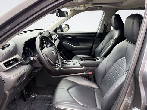 Used 2021 Toyota Highlander XLE AWD/4WD image 23