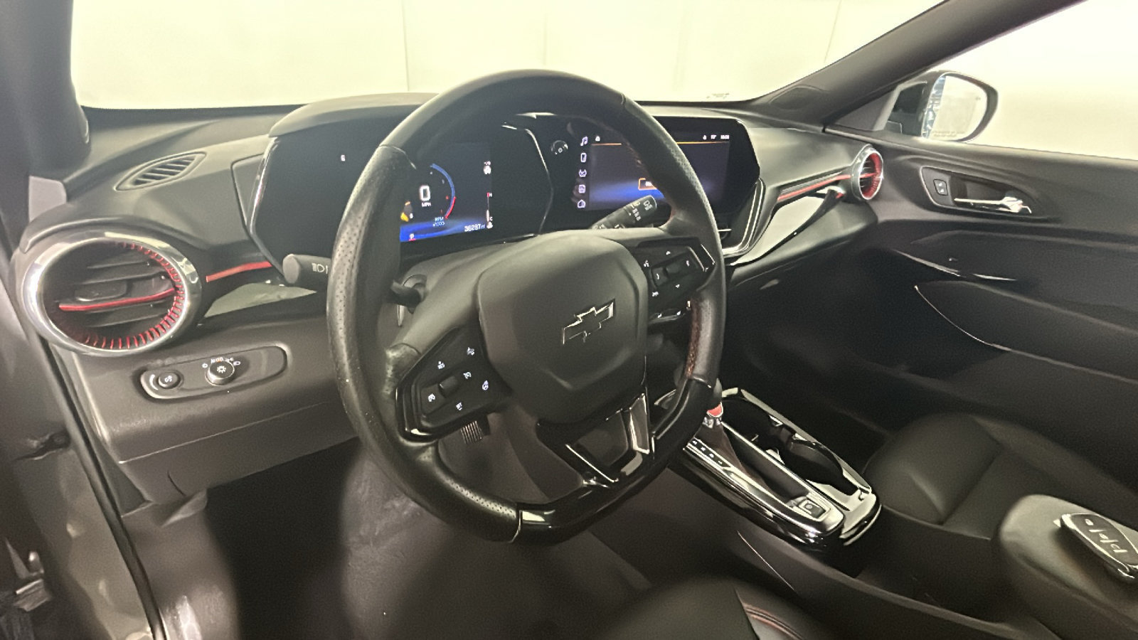 Used 2024 Chevrolet Trax RS w/ Sunroof Package FWD image 17