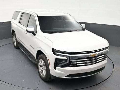Used 2025 Chevrolet Suburban Premier RWD image 17