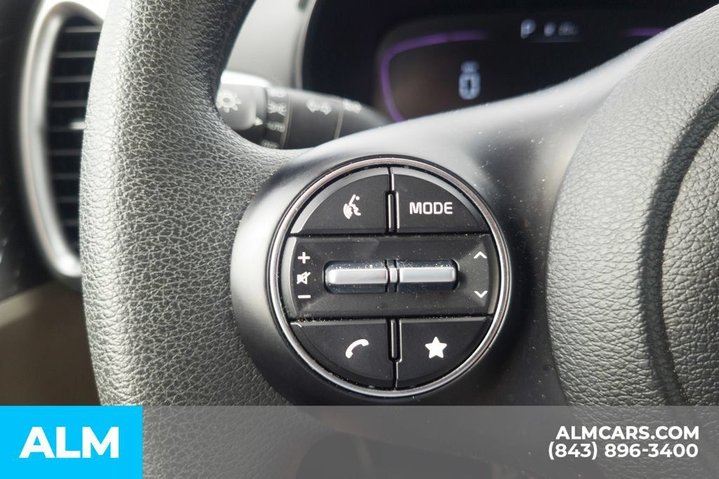 Used 2025 Kia Soul LX w/ LX Technology Package FWD image 28