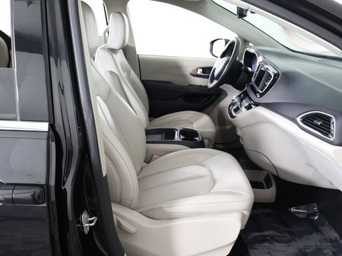 Used 2021 Chrysler Voyager Lxi FWD image 23