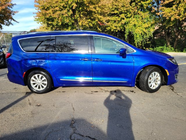 Used 2018 Chrysler Pacifica Touring-L Plus FWD image 2