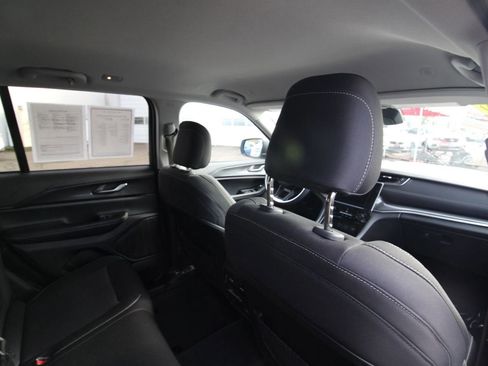 Used 2023 Jeep Grand Cherokee Laredo w/ Luxury Tech Group I AWD/4WD image 24