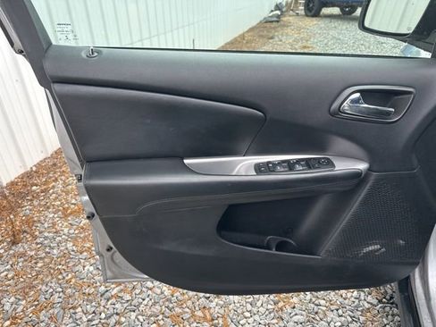 Used 2018 Dodge Journey SE w/ Connectivity Group FWD image 9