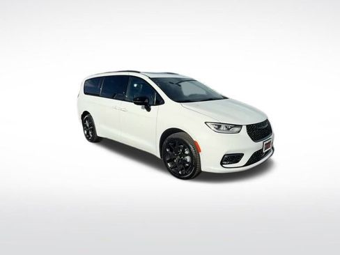 New 2026 Chrysler Pacifica Limited image 41