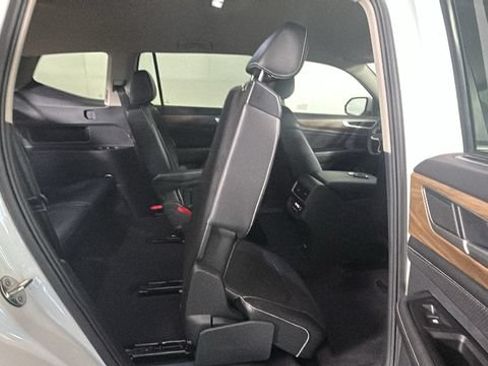 Used 2024 Volkswagen Atlas SE AWD/4WD image 29