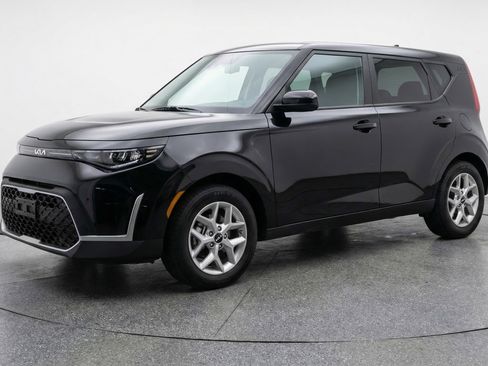 Used 2025 Kia Soul LX w/ LX Technology Package image 3