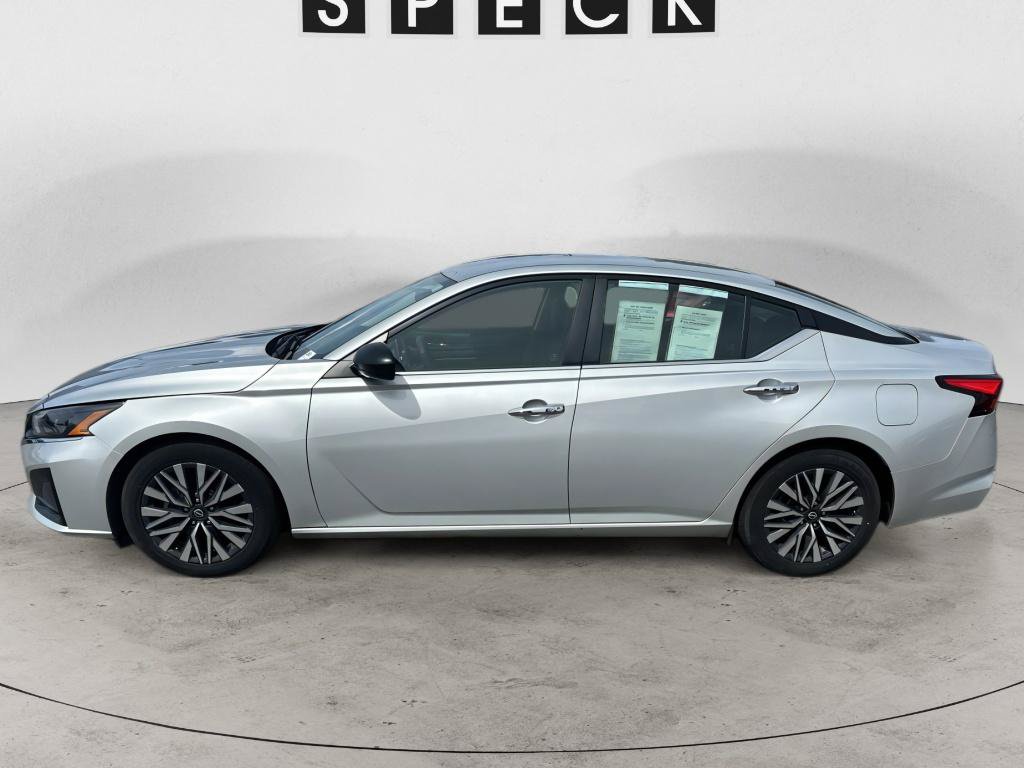 Used 2024 Nissan Altima 2.5 SV FWD image 2