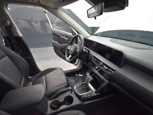 Used 2024 Kia Seltos EX image 18