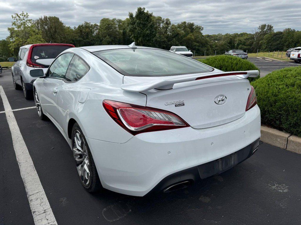 Used 2016 Hyundai Genesis Coupe 3.8 RWD image 4