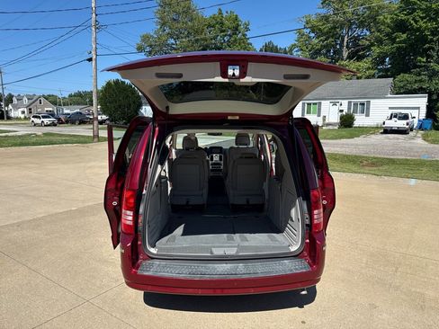 Used 2010 Chrysler Town & Country Limited w/ Entertainment Group #3 FWD image 16